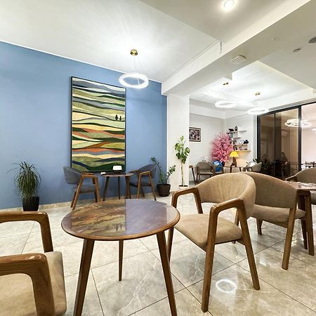 Compass Hostel Бишкек Екстериор снимка