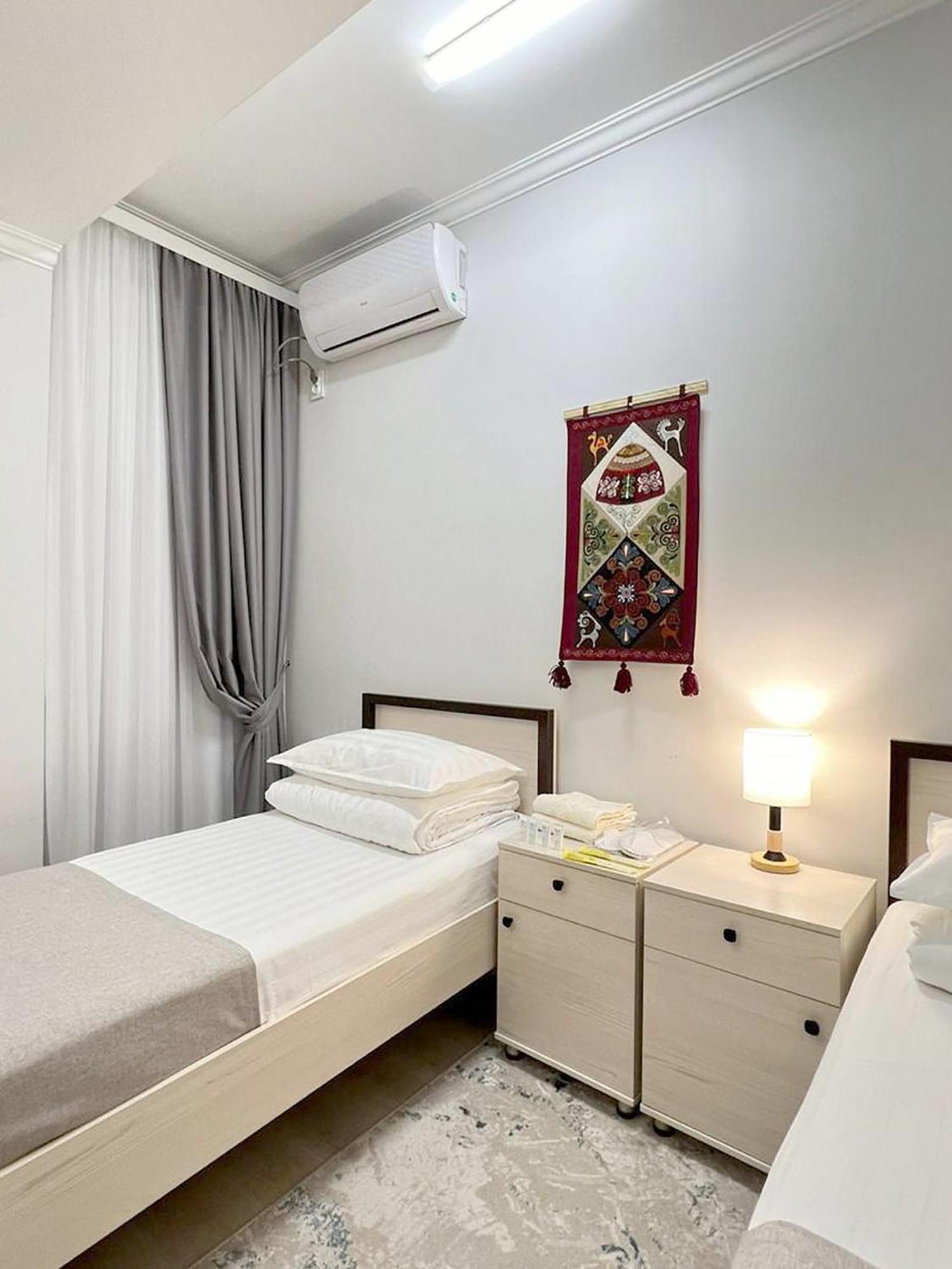Compass Hostel Бишкек Екстериор снимка
