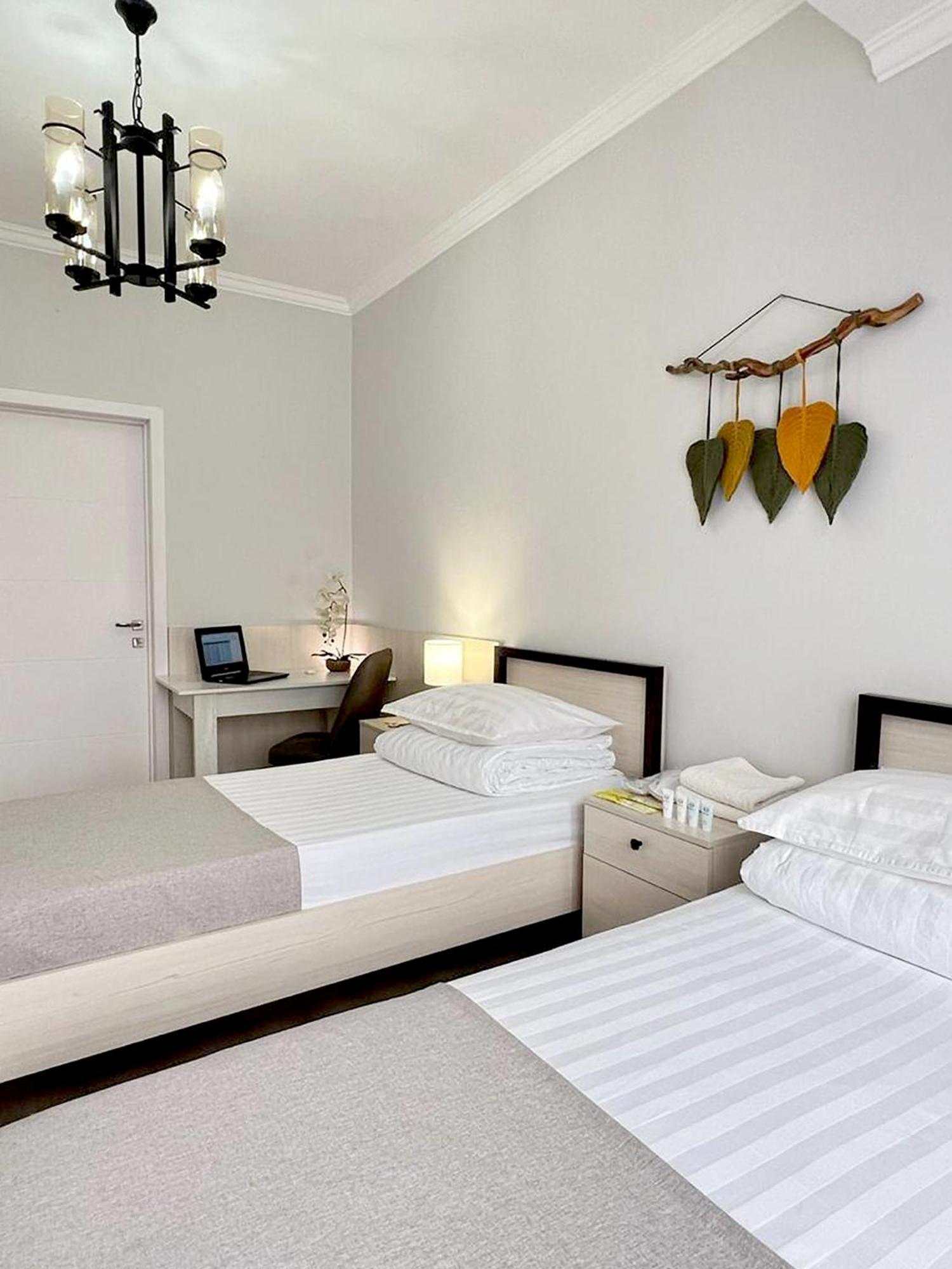 Compass Hostel Бишкек Екстериор снимка