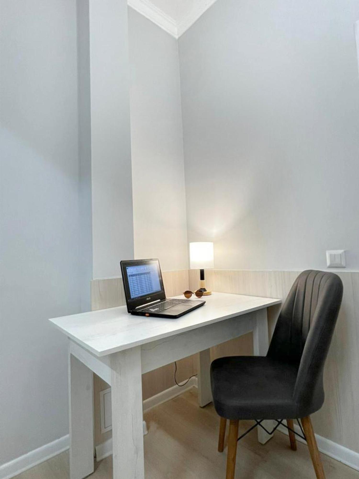 Compass Hostel Бишкек Екстериор снимка