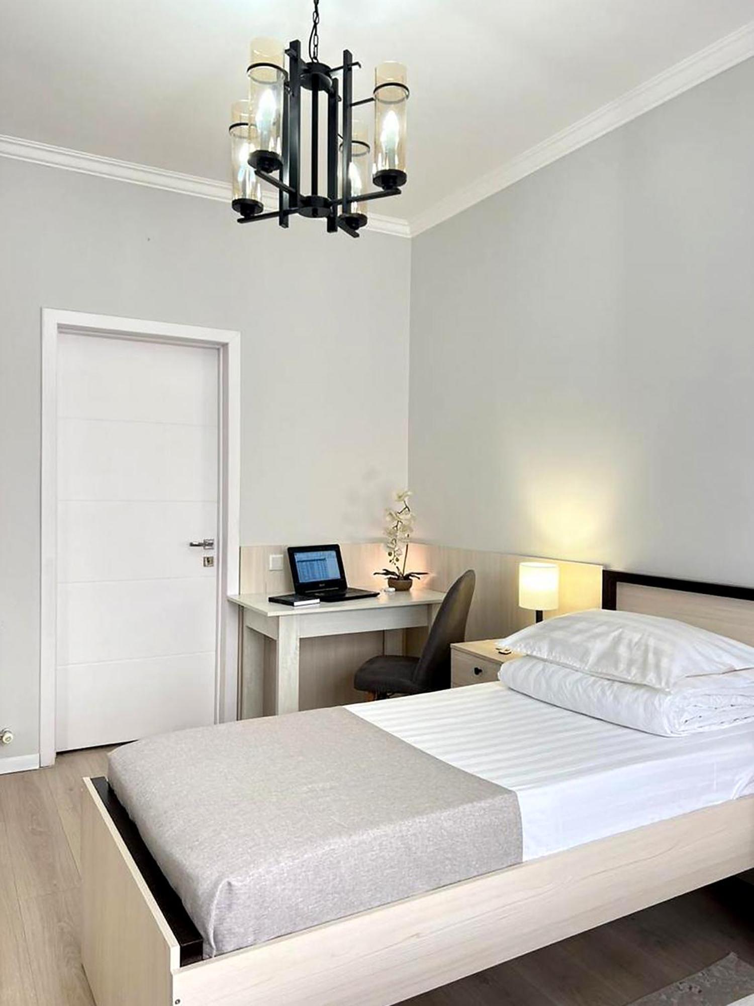 Compass Hostel Бишкек Екстериор снимка