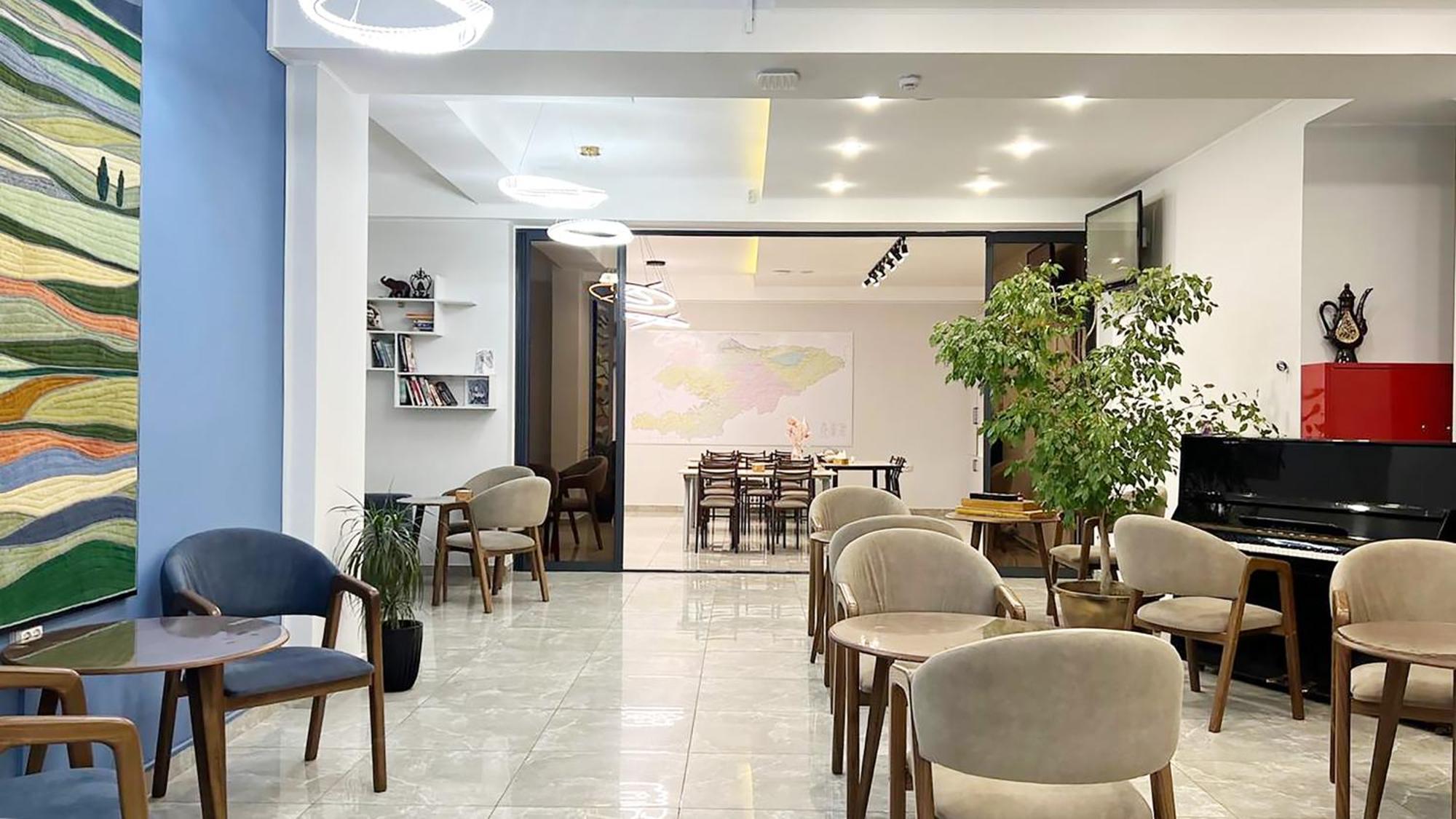 Compass Hostel Бишкек Екстериор снимка