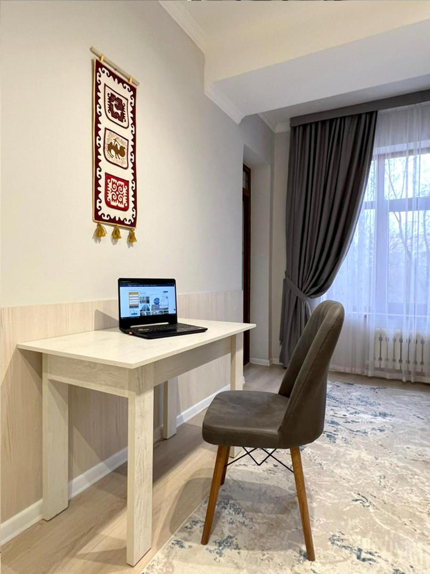 Compass Hostel Бишкек Екстериор снимка