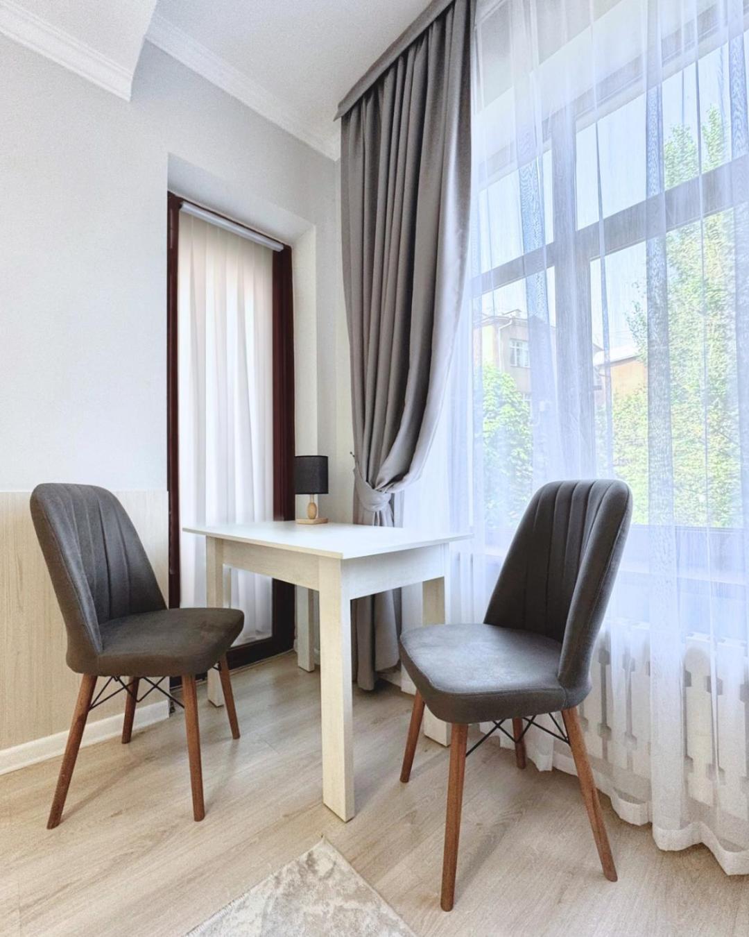 Compass Hostel Бишкек Екстериор снимка