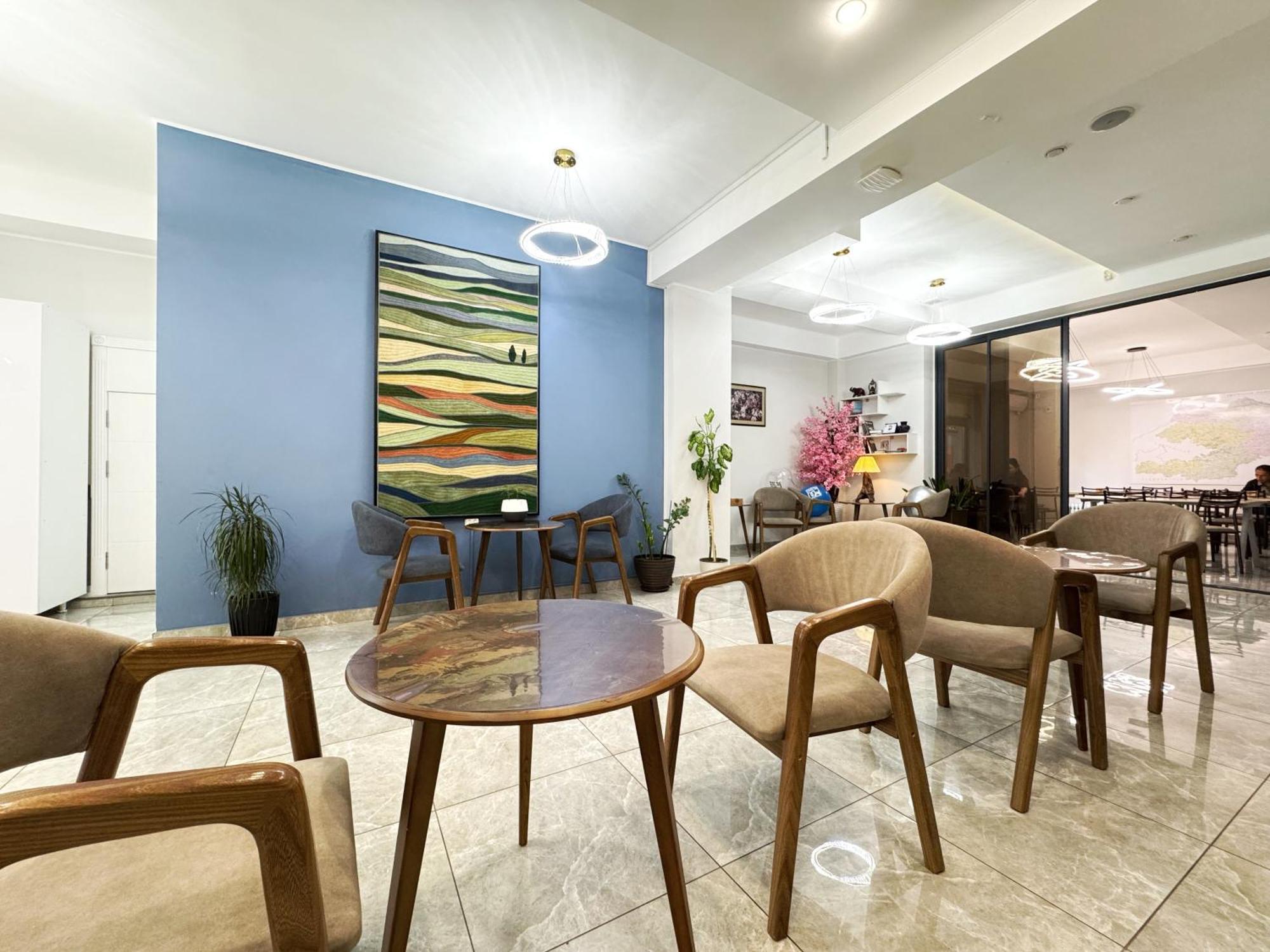 Compass Hostel Бишкек Екстериор снимка