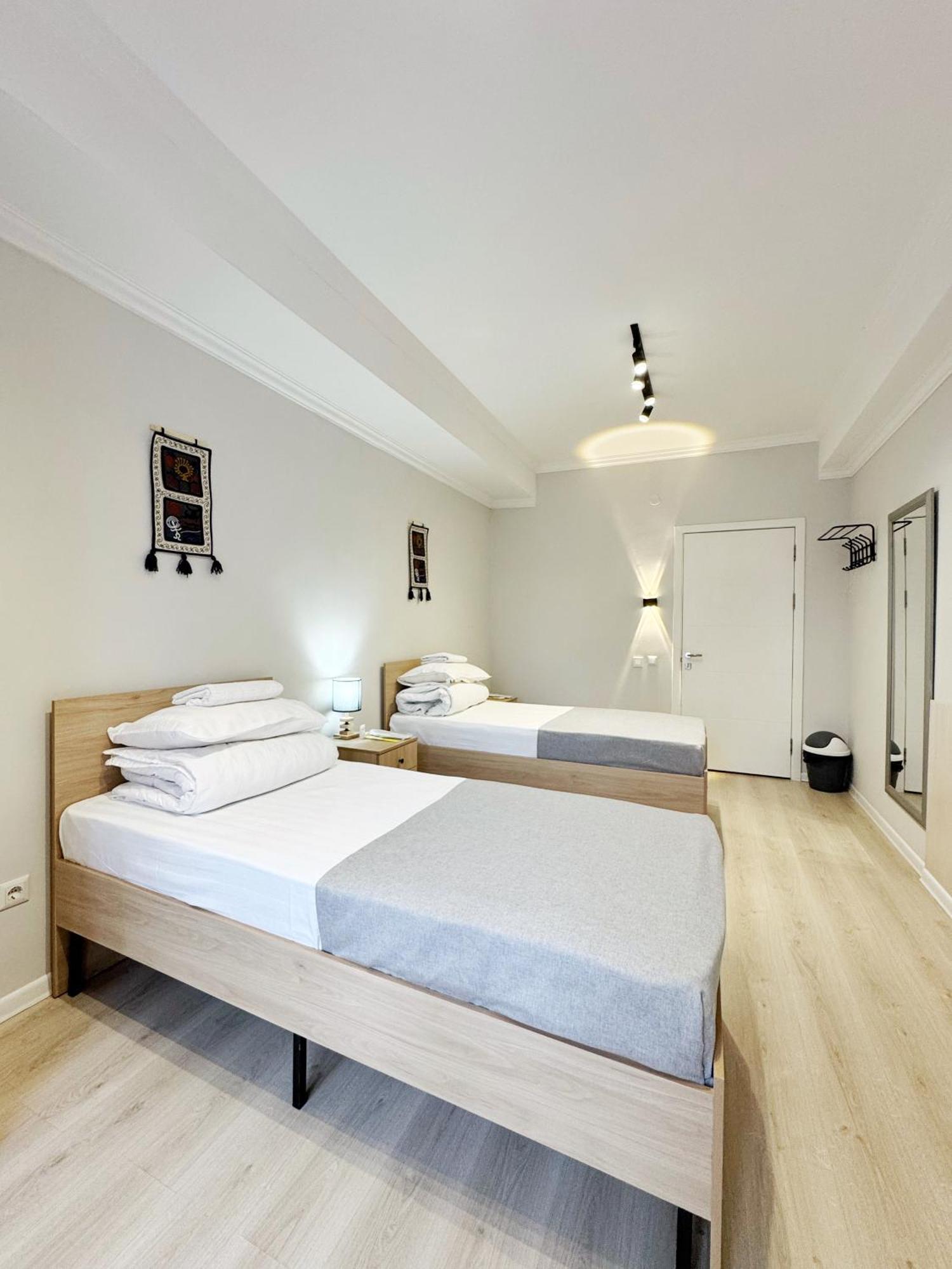 Compass Hostel Бишкек Екстериор снимка