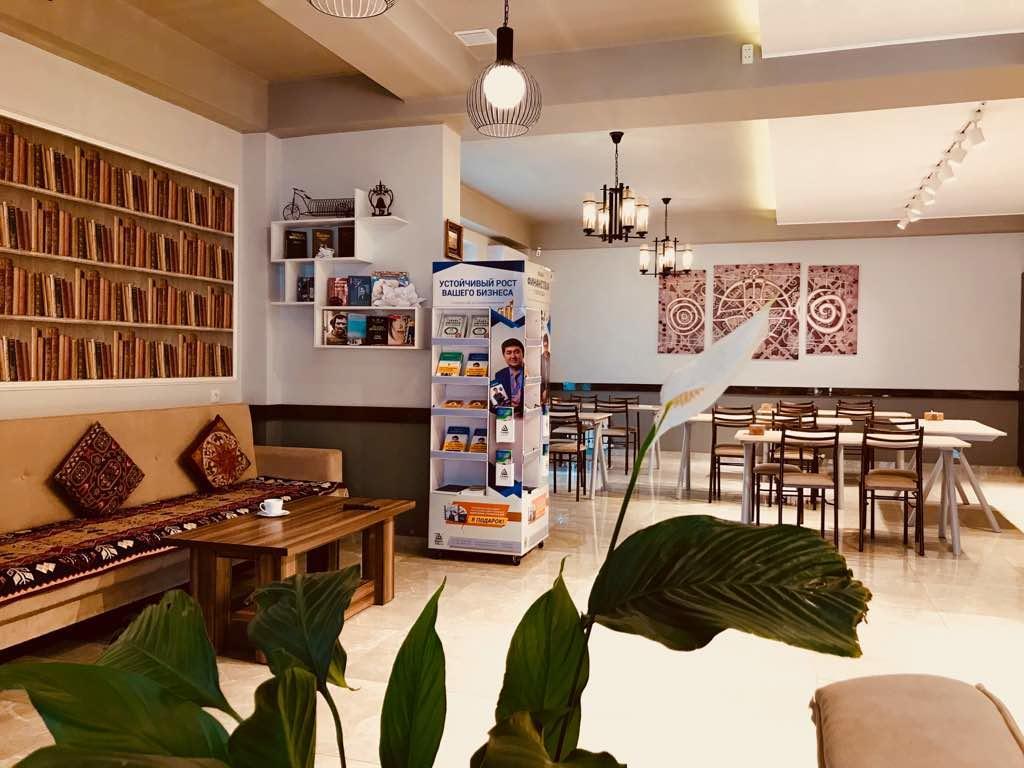 Compass Hostel Бишкек Екстериор снимка